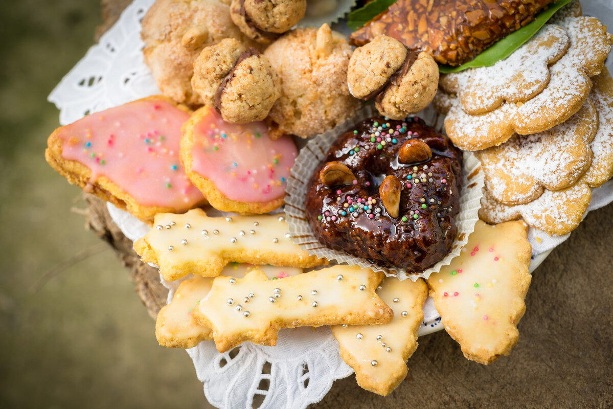 Dolci sardi tradizionali e vasetti di miele e conserve